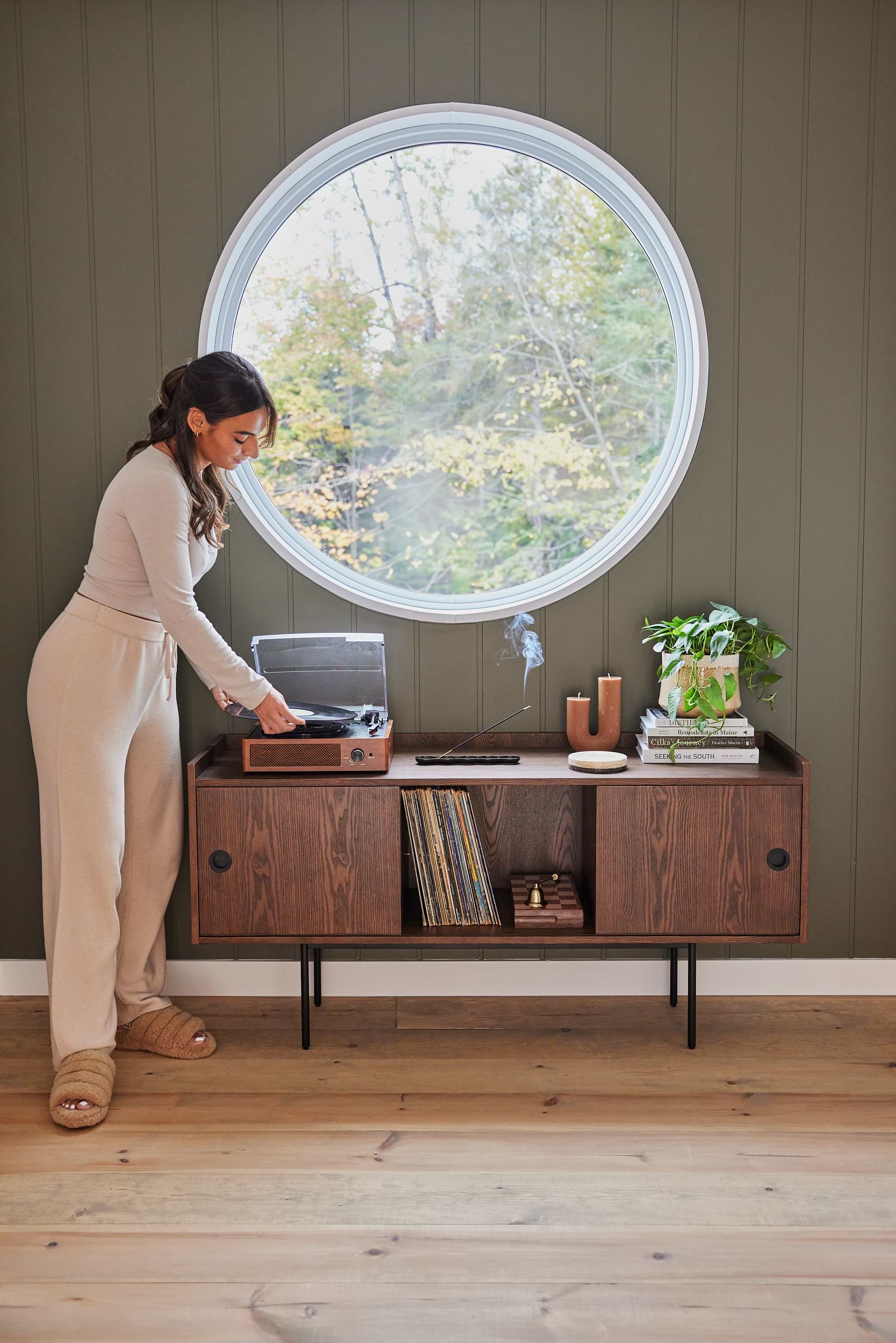 Mensa Credenza – Modern Storage, Practical Design