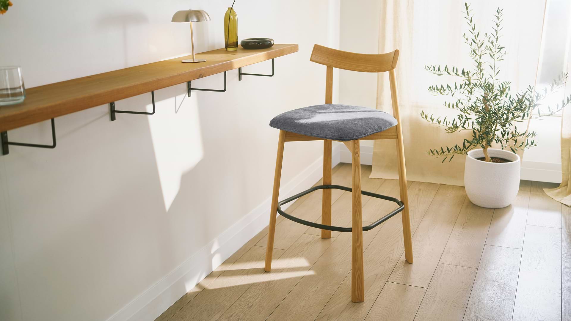 Ushi Oak Barstool in Basalt